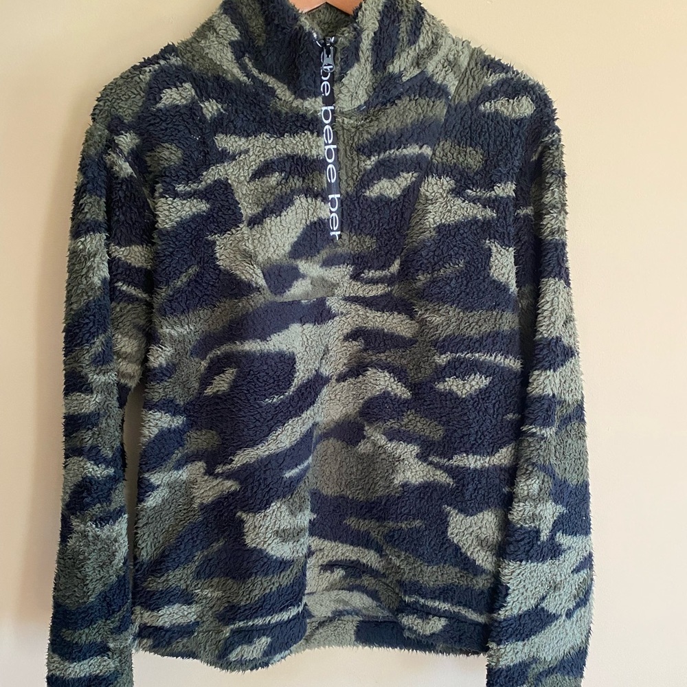 Bebe camouflage design with 3/4 zip!